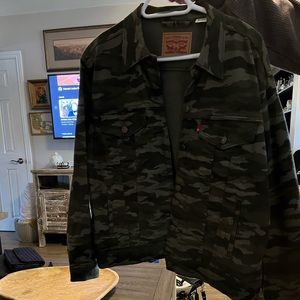 Levi’s Camo oversized jacket (large)